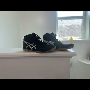 Black wrestling shoes